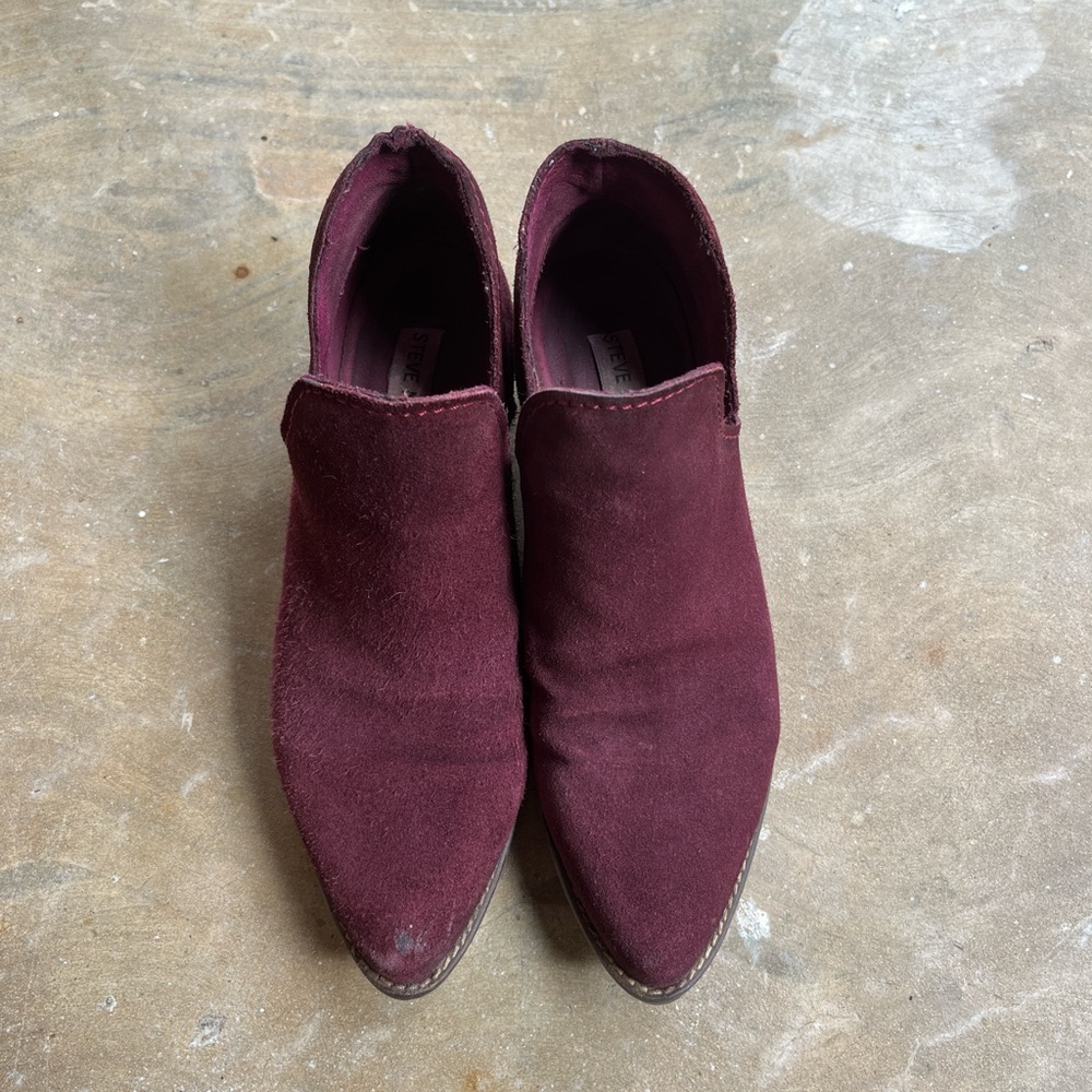STEVE MADDEN’s “AUSTIN” BURGUNDY ANKLE BOOTIES